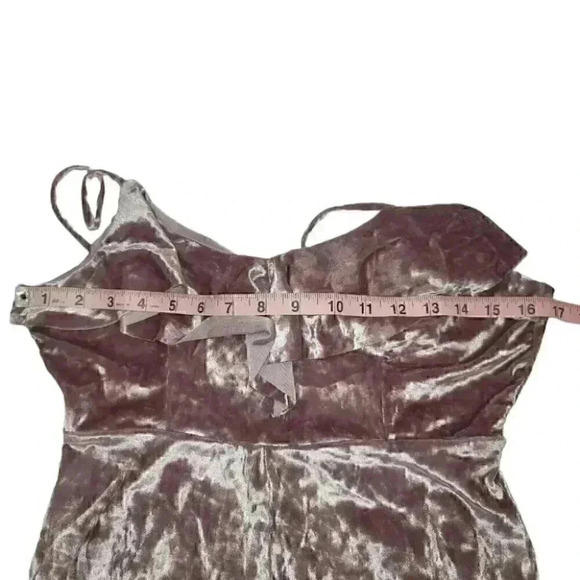 Urban Outfitters Sexy Women Crushed Velvet Flowy Pink Ruffle Romper Size Medium - Picture 9 of 12